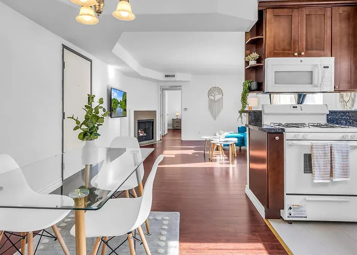 Cozy 2 Bedroom & 2 Bathrooms Apartment By Beverly Hills With Free Parking