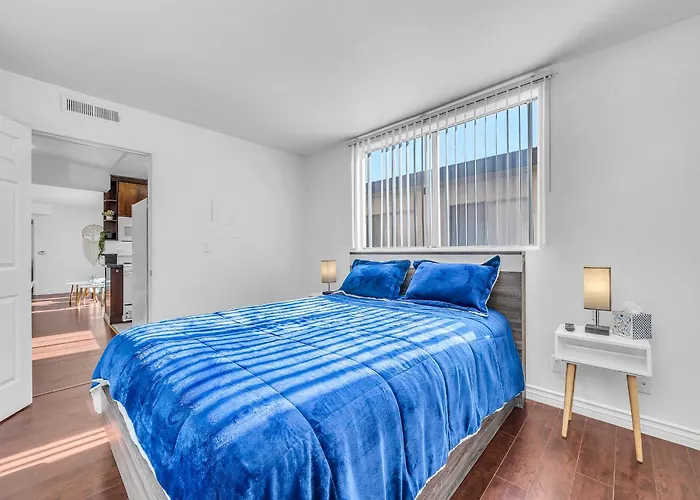Cozy 2 Bedroom & 2 Bathrooms Apartment By Beverly Hills With Free Parking